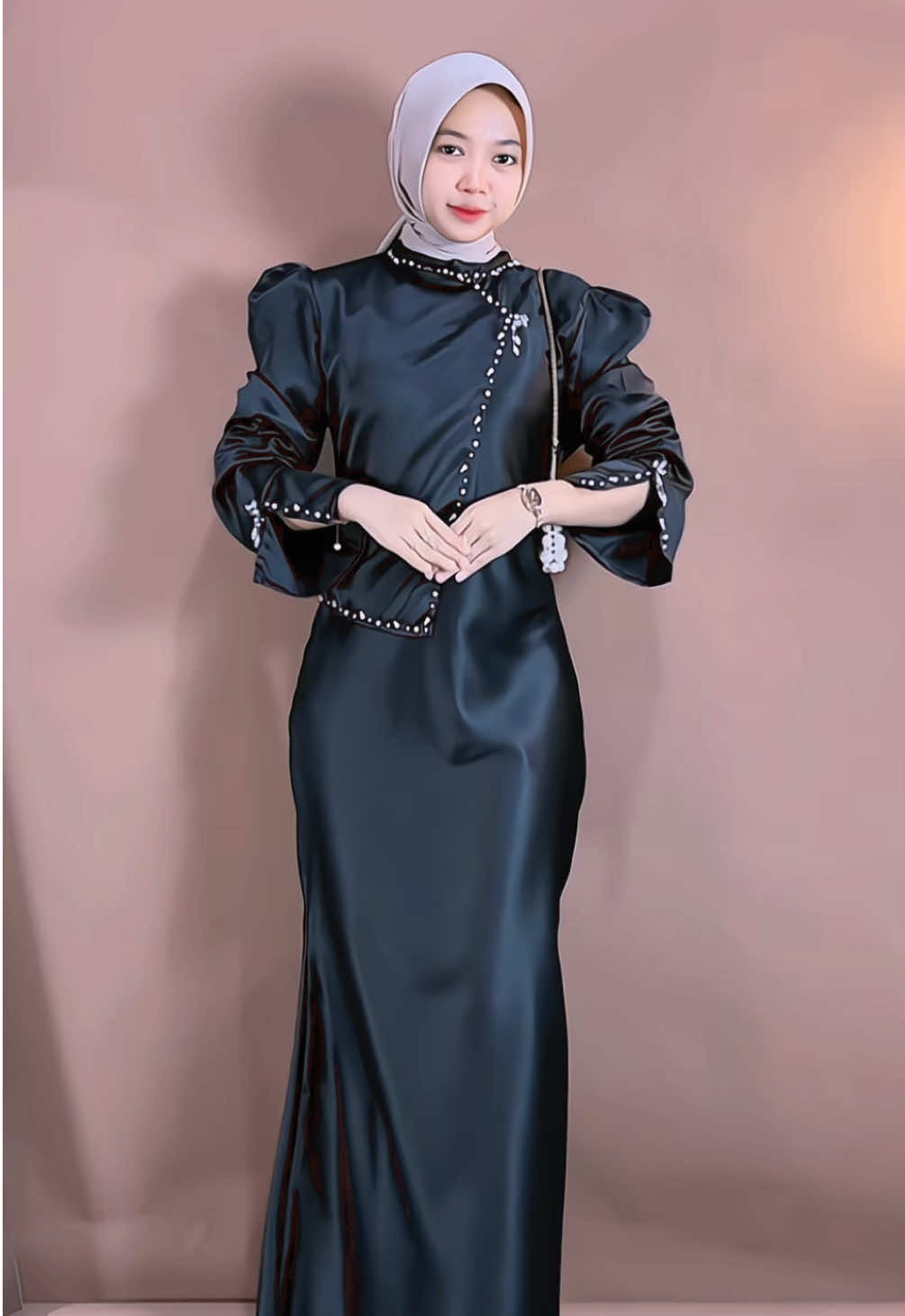 MasyaAllah secantik ini dress warna hitam🖤 #dress #dreshitam #dressatin 