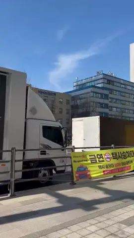 tepat hari ini pukul 15:00 Jumat tanggal 13 Maret 2026 para penggemar mengirimkan Truck di depan gedung hybe dengan protes keluarnya heeseung dari enhypen secara tiba-tiba, jumlah truck saat ini ada 60 lebih dan terus bertambah serta penggemar yang berkumpul untuk menyuarakan heeseung agar kembali beraktifitas di dalam group sambil melakukan aktivitas Solo nya. #heeseung #enhypen 
