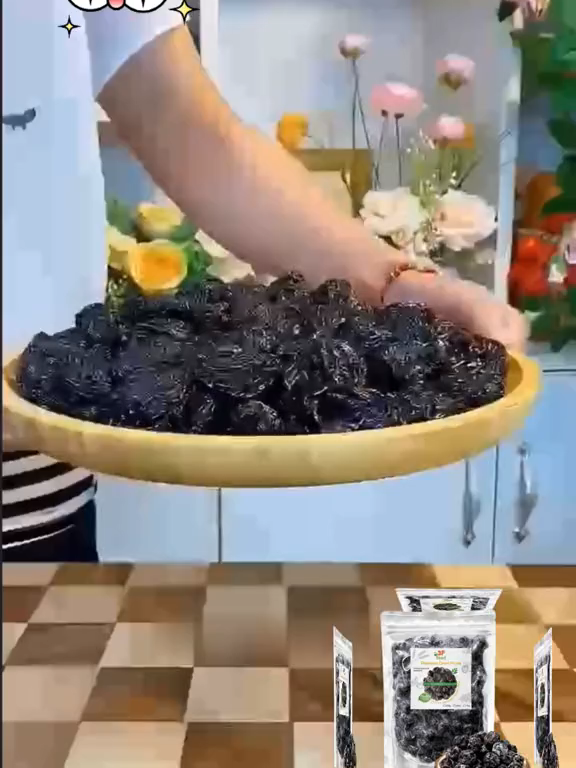 Camilan yang lezat sekaligus baik untuk kesehatan—apa lagi yang lebih baik?! Karena diimpor, harganya agak tinggi, tapi sepadan, ladies! #dietsehat #healthylifestyle #ngemil #plum #driedprunes #prem #buahplumkering #buah
