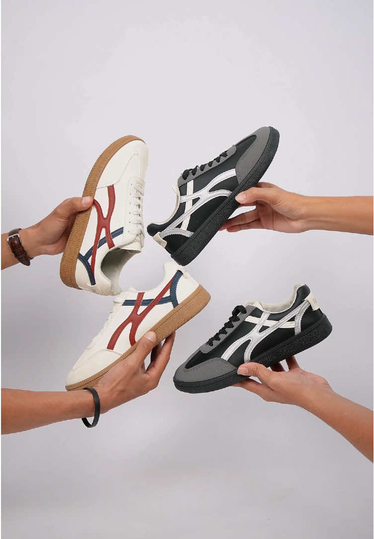 Sakamoto — clean, simple, dan gampang dipaduin ke semua outfit. Tersedia Black & Cream, size 39–44 ready. Tim Black atau Cream? 👀 Comment pilihan lo & langsung cek keranjang kuning / join live sekarang sebelum kehabisan. #fashioneveryday #sakamoto #sepatupria #sneakerspria #fedstore 