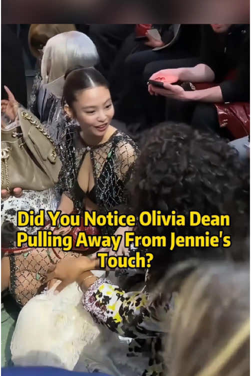 Did you notice Olivia Dean pulling away from Jennie’s touch?One move by Lisa made Jennie look awkward.#jennie #lisa #fyp #celebrity #usa 