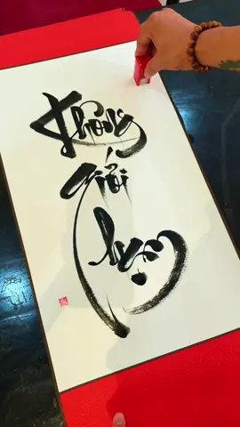 CÀNG BỚT TỰ GIỚI HẠN BẠN CÀNG TRỞ NÊN HẠNH PHÚC. Có một sự thật mà ít ai nhận ra: người giam cầm bạn lâu nhất, chính là bạn. Không phải hoàn cảnh. Không phải người khác. Không phải số phận. Mà là những giới hạn bạn tự đặt lên chính mình. Bạn nghĩ mình không đủ giỏi để làm công việc đó. Bạn nghĩ mình không xứng đáng được yêu thương. Bạn nghĩ hạnh phúc chỉ dành cho người khác, còn mình thì không. Bạn nghĩ mình phải thế này, phải thế kia mới được gọi là thành công, mới được phép vui. Những bức tường ấy, ai xây? Nhìn lại đi. Có thật là cuộc đời ngăn cấm bạn, hay chính bạn tự nhủ 