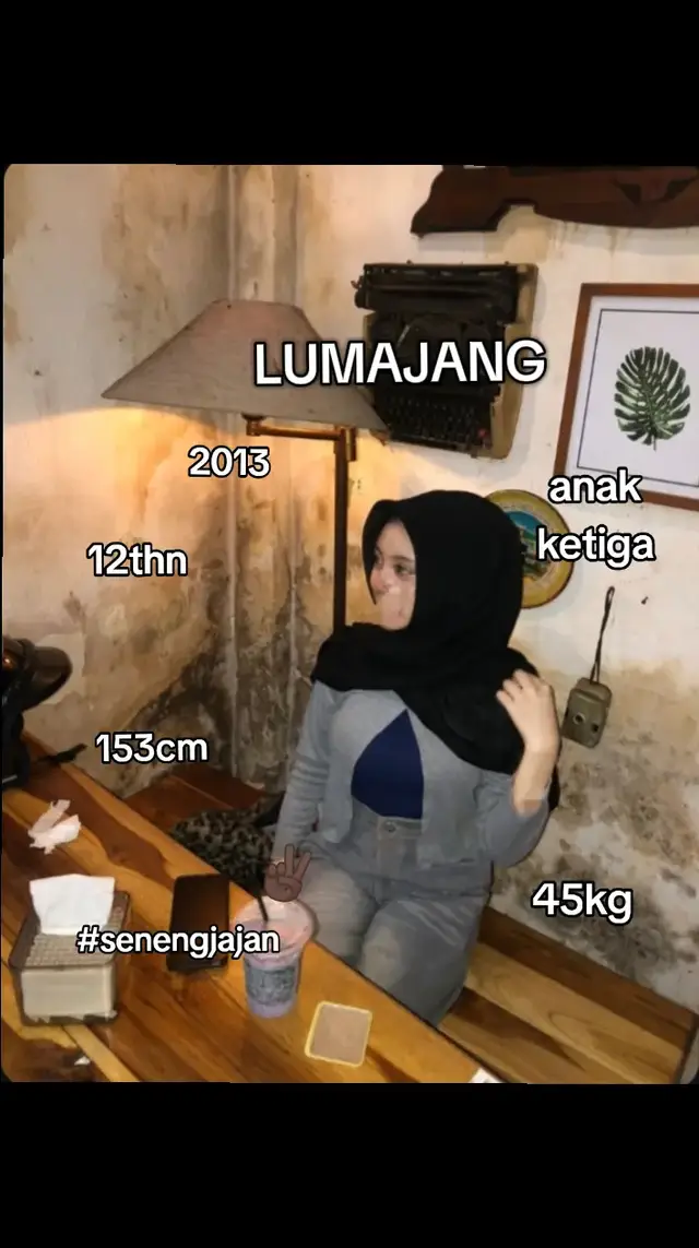 Bahan-bahan: 150 gr Dark Cooking Chocolate (DCC), potong kecil 50 gr Mentega/Margarin 40 ml Minyak sayur 2 butir Telur 135 gr Gula halus (gula pasir diblender) 100 gr Tepung terigu protein sedang 35 gr Coklat bubuk Topping: Almond slice, chocochips, atau sesuai selera. Cara Membuat: Tim Coklat: Lelehkan DCC, margarin, dan minyak goreng dengan cara ditim di atas air mendidih. Aduk rata, sisihkan hingga hangat kuku. Kocok Telur & Gula: Kocok telur dan gula halus menggunakan whisk hingga gula benar-benar larut. Ini kunci agar shiny crust muncul. Campur Adonan: Masukkan lelehan coklat ke dalam campuran telur, aduk rata. Bahan Kering: Masukkan tepung terigu dan coklat bubuk sambil diayak. Aduk balik menggunakan spatula hingga rata (jangan overmix atau terlalu lama diaduk). Panggang: Tuang adonan ke loyang (ukuran 20x20cm) yang sudah dialasi baking paper. Beri topping. Panggang dalam oven yang sudah dipanaskan 15 menit sebelumnya, suhu 170-180°C selama 25-30 menit.