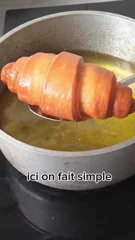 🧾 Ingrédients 1 kg de farine 550 ml d’eau tiède 10 g de levure boulangère 250 g de sucre 70 g d’huile 40 g de beurre 1 pincée de sel 👩‍🍳 Préparation 1️⃣ Activer la levure Dans un bol, mélanger l’eau tiède, la levure boulangère et un peu de sucre. Laisser reposer 10 minutes pour activer la levure. 2️⃣ Préparer la pâte Ajouter ensuite : la farine le reste du sucre l’huile le beurre une pincée de sel Mélanger et travailler la pâte pendant environ 10 minutes jusqu’à ce qu’elle devienne souple. 3️⃣ Temps de repos Couvrir la pâte et laisser reposer : 2 heures à température ambiante, ou toute la nuit au réfrigérateur pour un meilleur résultat. 4️⃣ Façonnage Dégazer la pâte, former les beignets et laisser reposer encore 20 à 30 minutes. 5️⃣ Cuisson Faire frire dans de l’huile chaude jusqu’à ce que les beignets soient bien dorés. Et voilà, les beignets sont prêts. cette recette de beignet très facile#food #beignet #RecetteFacile #faitmaison #foodies 
