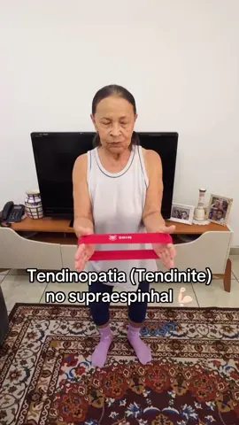Dona Nice adora fazer aquela faxina em sua casa. O problema não é a faxina, e sim a frequência com que ela é feita.  Tendinite é uma inflamação no tendão, neste caso devido a esforço repetitivo.  Hoje ela está fazendo fisioterapia, para tratar o ombro.  ✅ Exercício com elástico (Resistência) ✅ Força  ✅ Mobilidade  . . . . . . . . . . Dra. Daiane Lobo  Crefito 3/ 324338-F  #fisioterapia #ortopedia #manguitorotador #reabilitação #sãomateuszonaleste 