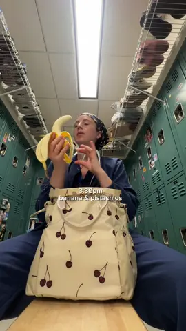 Sometimes eating your afternoon snack in the locker room is the way to go 🍌💃🏼 @Waterboy #wieiad #nurse #whatieatinaday #healthy #waterboypartner 