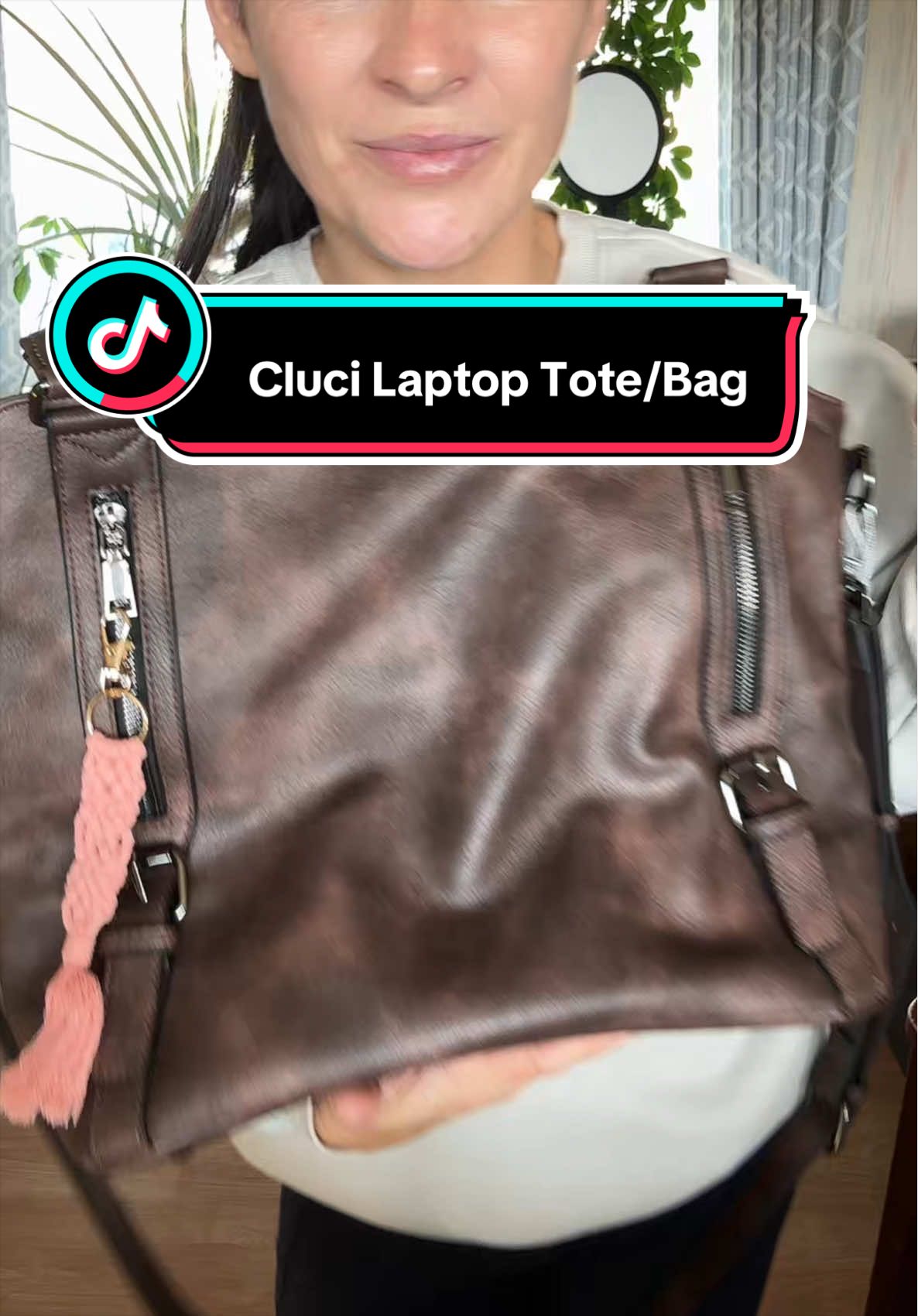 If you carry your whole life in your bag… you need this. The CLUCI laptop tote keeps everything organized while still looking cute. 💼  @CLUCI 