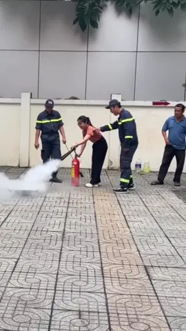 Đề nghị các chị em hết sức lưu ý khi sử dụng bình cứu hoả 🧯🧯
