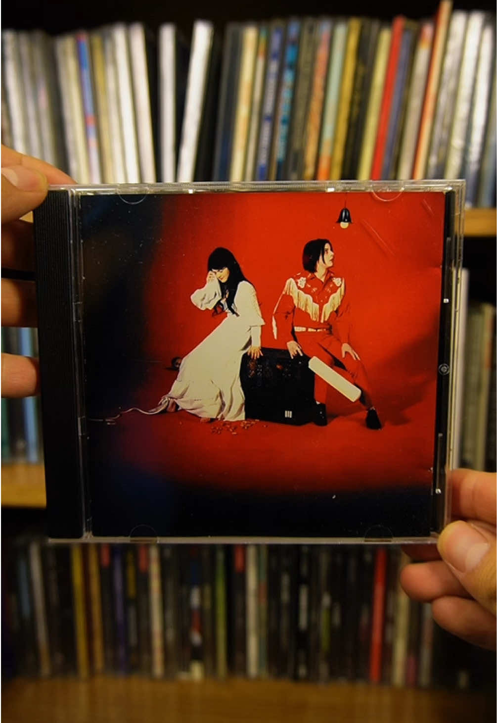 Seven Nation Army — The White Stripes 📀 Elephant (2003) Este álbum consolidó a The White Stripes como una de las bandas más importantes del rock de los 2000. Grabado de forma casi completamente analógica, Elephant apostó por un sonido crudo y minimalista: guitarra, batería y nada más. “Seven Nation Army” nació de un riff simple que Jack White compuso durante una prueba de sonido… un riff que terminaría convirtiéndose en uno de los más reconocibles en la historia del rock. Con el tiempo, la canción trascendió la música: hoy es cantada en estadios de fútbol y eventos deportivos alrededor del mundo. #cd #thewhitestripes #jackwhite #cdcollection #rock 