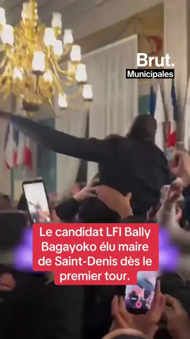 Le nouveau maire LFI de Saint-Denis Bally Bagayoko célèbre sa victoire après son élection au premier tour des élections municipales.