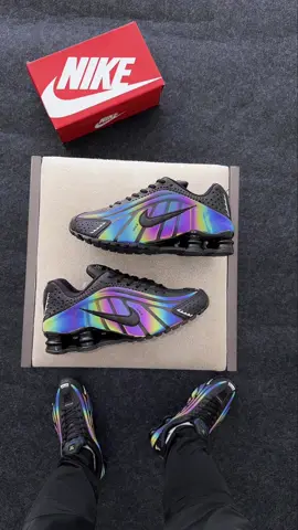 Esse aqui não passa despercebido. 👟🔥 Nike Shox R4 Camaleão — um dos modelos mais brabos da linha Shox. O efeito refletivo muda de cor conforme a luz, deixando o visual simplesmente insano. • Efeito camaleão/refletivo  • Design esportivo e extremamente confortável 💥 Tênis que chama atenção por onde passa 🚚 Frete grátis para todo o Brasil 📦 Envio rápido e seguro 📲 Peça já pelo WhatsApp: (32) 99805-1287 📍 Resende Costa/MG