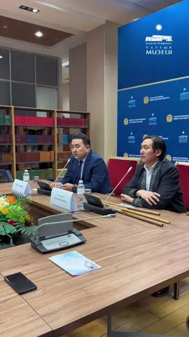 Наурыз мерекесін кеңінен дәріптеуге бағытталған “Наурызнама”онкүндігі аясында жоспарланған мәдени шаралар легі өз жалғасын табуда. Бүгін  «Қазақконцерт» мемлекеттік концерттік ұйымына қарасты «Халық қазынасы» Ұлттық өнер орталығының әртісі, белгілі сыбызғышы Бауыржан Мұхаметбайұлымен кездесу өтті. Ұлттық өнерді насихаттауға арналған бұл іс-шараға музей қонақтары, өнерсүйер қауым мен жастар қатысып, қазақтың көне музыкалық мұрасы туралы терең мағлұмат алды. Шара модераторы Ардаби Мәулетұлы арнайы келген қонақты таныстырып, қазақтың дәстүрлі музыкалық аспаптарының бірі – сыбызғының тарихы мен маңызына қысқаша тоқталды. Ол сыбызғының қазақ халқының дәстүрлі музыка мәдениетінде ерекше орын алатынын атап өтіп, бұл аспаптың халқымыздың рухани әлемімен, табиғатпен және көшпелі өмір салтымен тығыз байланыста қалыптасқанын айтты. Өз кезегінде Бауыржан Мұхаметбайұлы сыбызғы аспабының шығу тарихы, оның қазақтың дәстүрлі музыкалық мәдениетіндегі орны мен ерекшеліктері жайында кеңінен әңгімеледі. Өнер иесі сыбызғының көбіне табиғи материалдардан жасалатынын, оның әуені кең қазақ даласының тынысын, табиғаттың үнін бейнелейтінін ерекше әсерлі жеткізді. Сондай-ақ ол аспаптың орындаушылық мүмкіндіктеріне тоқталып, сыбызғыда бірнеше халық шығармаларын орындап берді. Сыбызғының сырлы да қоңыр үні көрермендерге ерекше әсер қалдырып, қазақтың дәстүрлі музыка өнерінің тереңдігі мен көркемдігін тағы бір мәрте айқындады. Кездесу барысында қатысушылар өнер иесіне түрлі сұрақтар қойып, сыбызғы өнерінің қыр-сыры, дәстүрлі музыканың бүгінгі қоғамдағы орны туралы еркін пікір алмасты. Іс-шара соңында «Мәдени мұраны» ғылыми-зерттеу институтының басшысы Назгүл Кадримбетова арнайы келген қонаққа қатысушылар атынан алғыс білдіріп, ұлттық өнерді дәріптеу жолындағы шығармашылық еңбегіне табыс тіледі. Іс-шара соңында қатысушылар өнер иесімен естелік фотосуретке түсіп, ұлттық өнердің әсерлі әуеніне бөленген ерекше рухани көңіл-күймен тарқасты.
