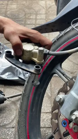 cốt chống giữa bị kẹt cứng , pát heo bị kẹt rỉ sét xử lý với máy đục hơi khí nén dễ dàng #suaxechuyennghiep #thosuaxe #suaxemay #suaxetainha #donghesuaxe 