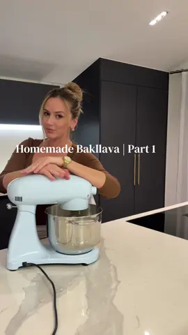 🇩🇪 Baklava Rezept Zutaten: 	•	8 Eier (nur Eigelb) 	•	1 ganzes Ei 	•	1 Glas Milch 	•	400–500 g Mehl (nach Gefühl, Teig soll nicht kleben und nicht zu fest sein) Zubereitung: 	1.	Alle Zutaten gut vermischen und zu einem Teig kneten. 	2.	Teig in ca. 40 kleine Kugeln formen. 	3.	Kugeln auf ein gut eingeöltes Blech legen. 	4.	Danach jeweils 5 kleine Kugeln nehmen und zu einer großen ausrollen, wie im Video gezeigt. 	5.	Schichten wie im Video aufbauen. Füllung: 	•	Nüsse leicht mit Butter vermischen. Butter (sehr wichtig): 	•	Butter gut schmelzen und leicht kochen lassen. 	•	Mit einer Kelle umrühren. 	•	Nicht ungekocht lassen. 	•	So lange erhitzen, bis sie eine klare goldene Farbe bekommt. Zum Schluss: 	•	Baklava wie im Video fertigstellen und backen. Ich backe es am Anfang bei 160grad bis es etwa farbe annimmt danach mit folie zudecken und bei 140 grad Backen nach 1.5 Stunden erhöhe ich die Temperatur auf 160 zugedeckt bis ich sehe ( kontrolle) ob das Baklava gut innen durch ist  Guten Appetit 🤍 🇦🇱 Receta e Bakllavasë Përbërësit: 	•	8 të verdha veze 	•	1 vezë e plotë 	•	1 gotë qumësht 	•	400–500 g miell (sipas ndjenjës, brumi mos të ngjitet dhe mos të jetë shumë i fortë) Përgatitja: 	1.	Përziejini të gjitha dhe bëni një brumë. 	2.	Formoni rreth 40 kuleq të vegjël. 	3.	Vendosini në një tepsi të lyer me vaj. 	4.	Pastaj merrni nga 5 kuleq të vegjël dhe hapini në një të madh, si në video. 	5.	Vazhdoni me shtresimin si në video. Mbushja: 	•	Arrat përziejini pak me gjalpë. Gjalpi (shumë i rëndësishëm): 	•	Shkrini mirë gjalpin dhe lëreni të vlojë pak. 	•	Përziejeni me kulluese. 	•	Mos e lini pa u zier. 	•	Derisa të marrë një ngjyrë ari të pastër. Në fund: 	•	Përfundoni bakllavanë dhe piqeni si në video. Pjekja: e pjeki ne fillim per disa Minuta ne 160grad deri sa te marri ni ngjyr dhe pastaj e mbuloj me Vizllore dhe e uli ne 140grad per 1or e gjysem , pastaj lartesoj temperaturen ne 160grad dhe shikoj nese ka zier mir mbrenda bakllavaja ..  Ju bëftë mirë 🤍