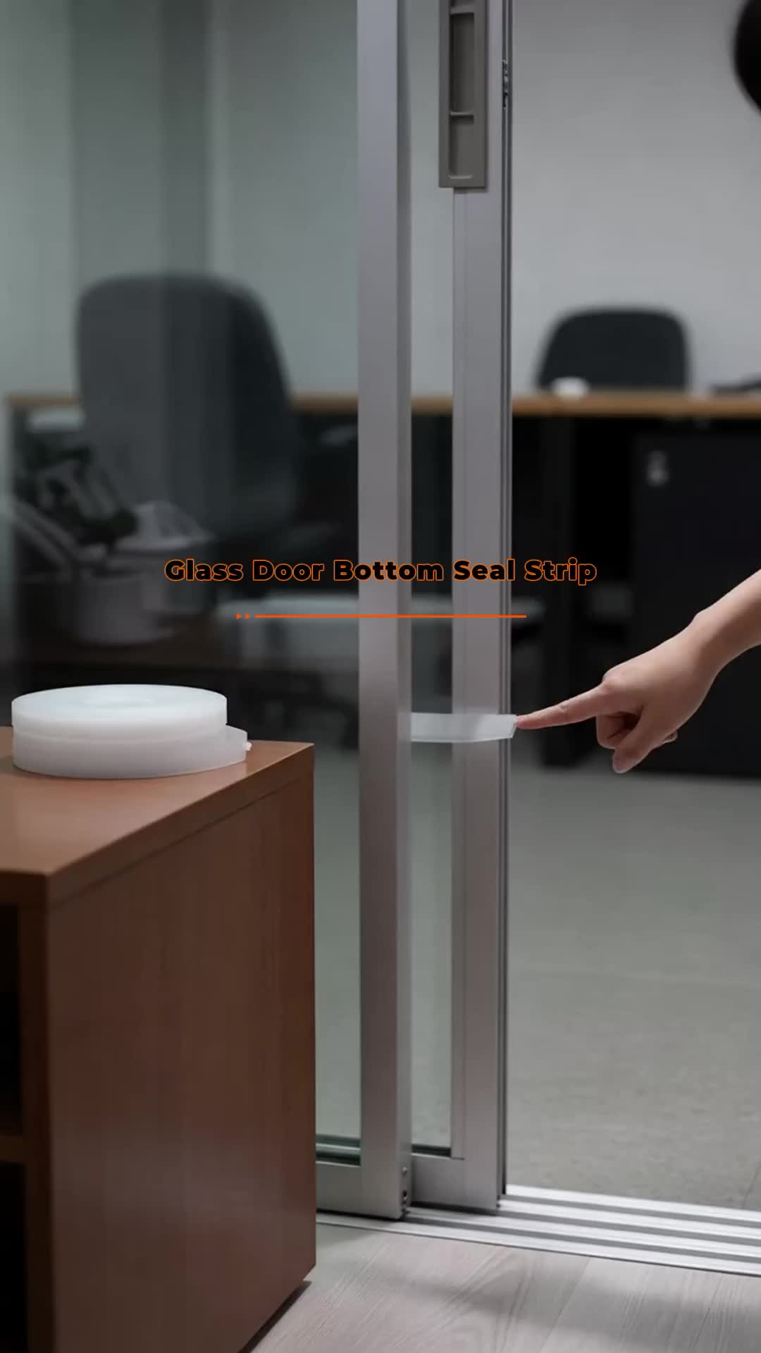 Ito ay angkop para sa mga glass door ng kumpanya, para hindi lumabas ang malamig na hangin. #TransparentSealStrip #DoorSeal #HomeEssentials #HomeHacks #BahayTips #MustHave #TiktokFindsPH #UsefulItems #HighlyRecommended