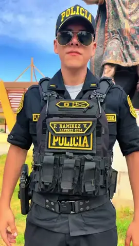 Ser policía no es solo un trabajo… es una promesa que se renueva cada día. 🚔💙 Es salir de casa sin saber qué pasará, pero con la firme decisión de proteger, servir y darlo todo por los demás. Es valentía en los momentos difíciles, compromiso cuando nadie más mira y vocación que nace del corazón. Ser policía es estar cuando más te necesitan… incluso cuando nadie lo ve. #Vocación #Policía #Servicio #Respeto #Honor 