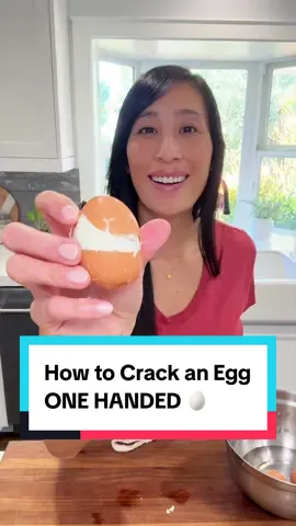 Did you know you can peel hard-boiled eggs with one hand? This trick will save you so much time! Creds: @bwgraff #hardboiledeggs #eggs #lifehacks #KitchenHacks #eggpeeling