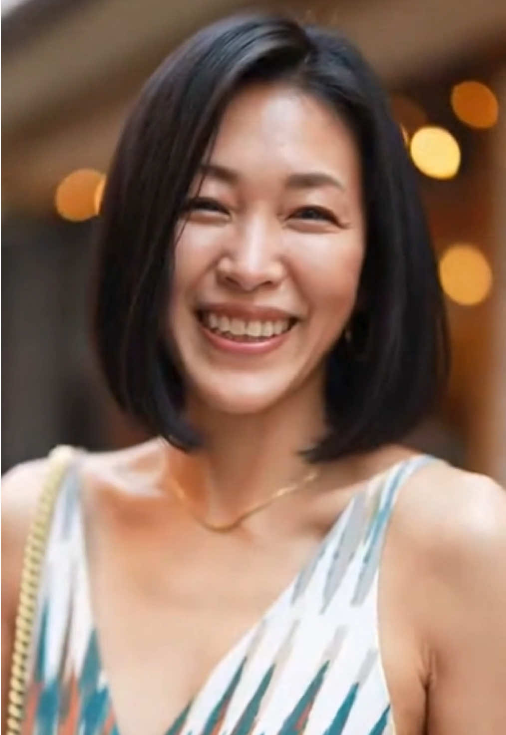 大胆なスリットから除く美脚が眩しい✨40代奥さん #インタビュー #アラフォー #40代 #JapaneseWoman #JapaneseBeauty