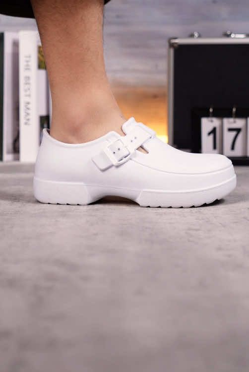 Stay safe and comfortable with these TEER non-slip work clogs. Waterproof, oil resistant, lightweight, and perfect for long shifts in kitchens or hospitals. #nonslipshoes #workclogs #cheflife #nurselife #workwear