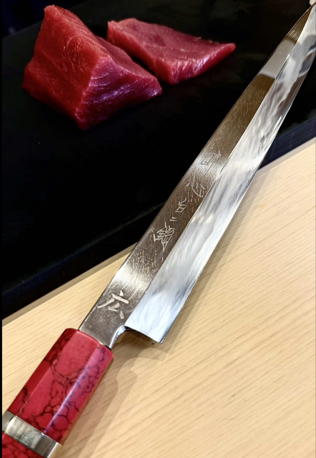 The Cut You Can Feel 🔪 This special Yanagiba is from Miura Hamono — razor sharp and chef-approved. They sharpen, support, and ship worldwide. Proud to be their ambassador. プロが選ぶ理由、ここにある🔪 愛用の柳刃は、三浦刃物店の特別な一本。 切れ味、フォロー、海外発送まで。 三浦刃物店は、世界中の料理人の味方です。 #PR  #三浦刃物店 #japaneseknives  #knives #knife 