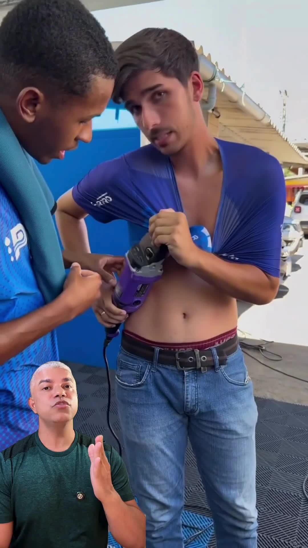 Sempre achamos que acidentes não vão acontecer com a gente, mas um pequeno descuido pode ser perigoso. Veja como a camisa desse rapaz prendeu na politriz enquanto ele trabalhava. A sorte é que o disco era de polimento e não de corte, o que evitou algo muito mais grave. É um alerta importante sobre o uso de roupas adequadas ao manusear ferramentas. Segurança no trabalho é coisa séria. Já compartilha esse vídeo com aquele amigo que trabalha com ferramentas para ele ficar sempre atento! #segurançanotrabalho #esteticaautomotiva #curiosidades #alerta #oficina