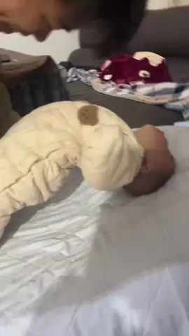 Nó làm cái zì zậy#baby #embe #mebimsua #mebau 