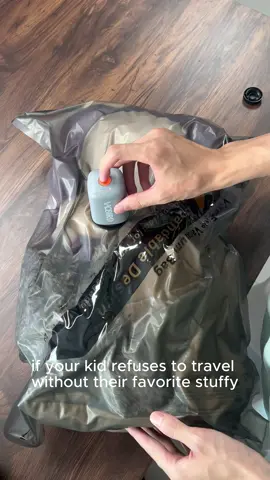 How we fit the huge stuffed animal in our suitcase 🤯#FamilyTravel #PackingHacks #MustHave