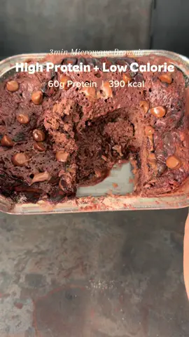 Recipe Below 👇  - 1 Banana - 1 Egg - 200g Greek Yoghurt 0% Fat - 30g Chocolate Protein Powder  - 1 tbsp Cocoa Powder  - 1 tsp Baking Powder  - 1 tsp Chocolate Chips  Microwave for 3-4 mins  #highprotein  #lowcalorie  #protein  #FoodTok 