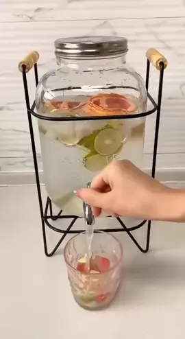 ✨ Dispensador de bebidas de 5 litros ✨ Cristal de alta calidad: construido con vidrio duradero de alta calidad con un hermoso diseño texturizado. Este dispensador será un hermoso centro de mesa dondequiera que lo utilices. Ideal para exteriores, bares y fiestas. Fácil acceso: viene con una tapa de acero inoxidable para un fácil llenado y limpieza. Tiene una gran abertura para permitir añadir tu fruta favorita como limones, fresas, sandías y naranjas. Precio $13.50 🔥 Por mayor $12.75 ✅ Por 3 $12 🎁