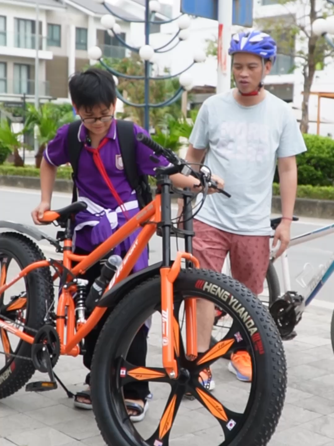 Xe đạp bánh to mang phong cách hầm hố – cá tính, không chỉ để đi mà còn thể hiện gu riêng. Thiết kế chắc chắn, phù hợp cho cả đi phố lẫn vận động #vlogminhhai #tiktokshop #xedap #dtzsport #quandoanmuasam #xedapthethao