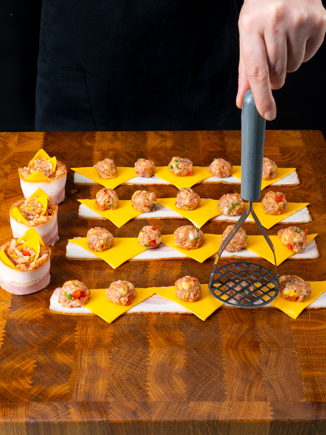 My grandmother was right! This is the best way to cook minced meat! Ingredients bacon: 300 g (11 oz) melted cheddar pressed cheese: 14 slices minced meat: 800 g (28 oz) onion: 1 pc red bell pepper: 1 pc parsley: 8 g (0.3 oz) cheddar: 120 g (4.2 oz) ketchup: 50 g (1.8 oz) salt: 3 g (0.1 oz) black pepper: 1 g (0.0 oz) garlic powder: 2 g (0.1 oz)