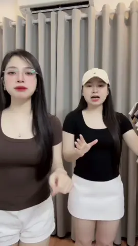 Áo thun cổ vuông
