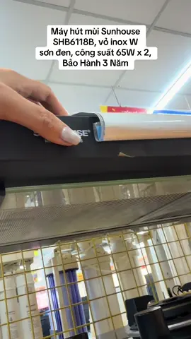 đình, đặc biệt phổ biến ở những căn hộ chung cư, nhà bếp phong cách hiện đại... Kết hợp giữa quạt thông gió và màng lọc, máy hút mùi sẽ thổi dầu mỡ và các loại mùi ra khỏi khu vực nhà bếp, thải ra ngoài bởi đường ông găn trên trần hoặc tường nhà; giữ cho căn bếp luôn thoáng khí, đồ vật không bị ám mùi. Nhận thấy nhu cầu có một cuộc sống chất lượng và mạnh khỏe hơn từ khách hàng, SUNHOUSE đem đến cho bạn và gia đình model máy hút mùi kính thắng cao cấp SHB6118B. Với những ưu điểm như công suất hút lớn, độ ồn thấp, dễ dàng điều khiển và vệ sinh... máy hút mùi SHB6118B sẽ mang đến không gian bếp luôn thoáng mát, trong lành. KIỂU DÁNG SANG TRỌNG- HIỆN ĐẠI Thân máy inox đen tĩnh điện không bám bấn KIỂU DÁNG SANG TRỌNG - HIỆN ĐẠI MIDIO #xuhuongtiktok #mayhutmuisunhouse 
