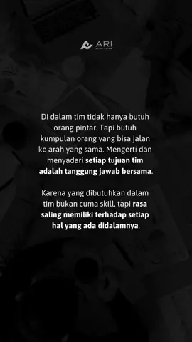 Pernah nggak sih kerja bareng tim tapi rasanya kayak lagi lomba jalan sendiri-sendiri?  Yang satu lari ke kiri, yang lain ke kanan, sisanya sibuk mikir “gue paling bener.” Padahal dalam manajemen tim, yang dibutuhin itu bukan sekadar kumpulan orang jago. Kalau arahnya beda-beda, ya hasilnya bukan progres tapi tabrakan. Tim yang kuat itu bukan yang paling banyak skill dewa, tapi yang bisa jalan ke arah yang sama. Punya tujuan jelas, ngerti perannya masing-masing, dan sadar kalau hasil akhir itu tanggung jawab bareng. Kadang ada yang skill-nya biasa aja tapi solid banget kerjanya. Kenapa? Karena dia punya rasa memiliki. Dan di situlah bedanya teamwork yang sehat itu lahir dari rasa peduli, bukan cuma kemampuan individu. Dalam kepemimpinan, leader juga harus bisa nyatuin visi. Bukan cuma bagi tugas, tapi bikin semua orang merasa jadi bagian dari sesuatu yang besar. Karena pada akhirnya, tim hebat itu bukan soal siapa yang paling pintar… Tapi siapa yang mau jalan bareng sampai finish. #ManajemenTim #TeamworkSolid #KepemimpinanEfektif #KerjaTim #TimHebat 