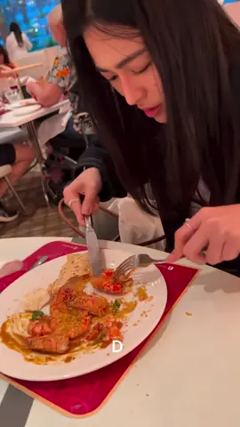 Bóc vỏ tôm cho em bồ ăn mà nghiêm túc cỡ đó đó 😂😍😍🥰🥰#lingorm #linglingkwong #ormkornnaphat 