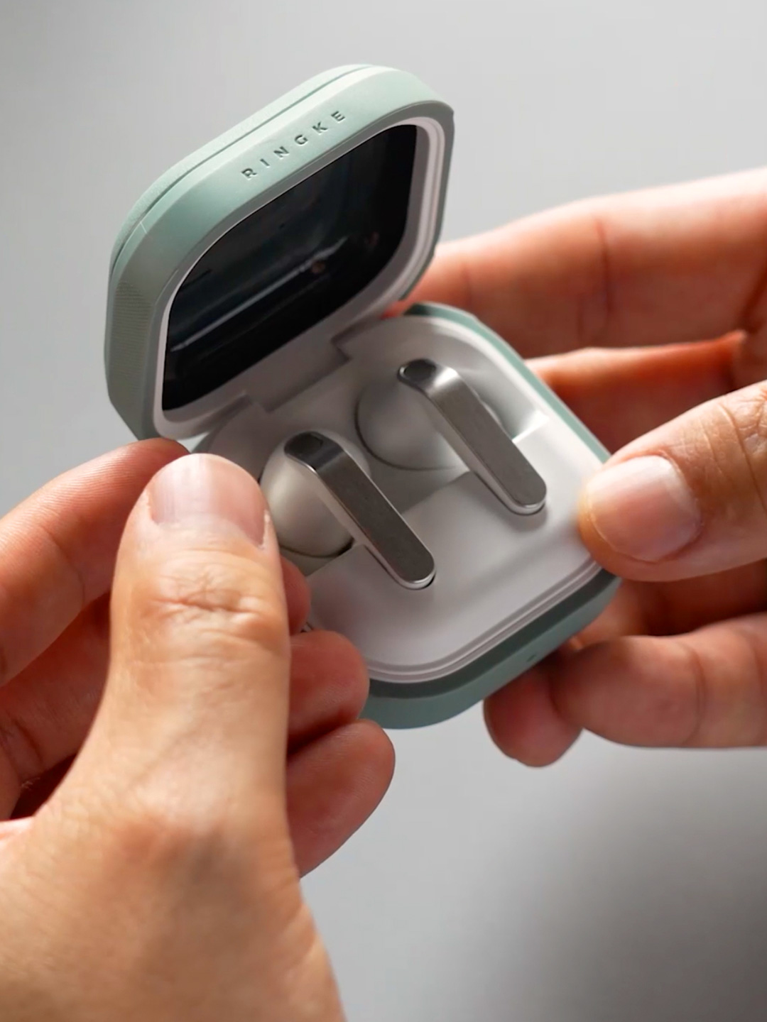 Wanna case that does more than just protection? Well, look no further. 👀 The Ringke Onyx Magnetic for the Galaxy Buds 4 and Galaxy Buds 4 Pro offers incredible protection for sure, but more than that, it offers a unique MagSafe compatibility! It snaps onto any magnetic surface, making it super easy to instantly attach to a MagSafe charger for quick and easy wireless charging. Forget the annoying cables. Just snap on and charge with the Ringke Onyx Magnetic! Find it in our link in bio!