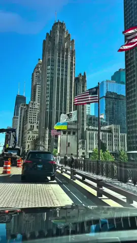 O coração dos EUA Chicago Illinois, cidade absolutamente incrível e segura para viajar, a arquitetura é sem dúvida tão bonita e definitivamente mais limpa do que a maioria dos estados.🇺🇸 . . ✔️ Credit 👉🏆🎥 @hasnainkhoja . . #conexaoamerica #greencard #eb2niw #eb1 #chicago 