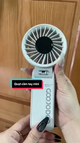 Gập lên gập xuống theo ý thích , cầm siêu chắc tay và mát lắm luôn ạ #quatcamtaymini #quatcamtay 