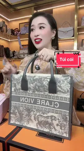 Mẫu túi này đang rất là hot luôn bởi vì nó đẹp mà nó lại rẻ nữa ạ đi du lịch phải nói là siêu xinh luôn #tiktokawardsv #thaoxinhxinh94 #tuixach #viralvideo #tiktok 