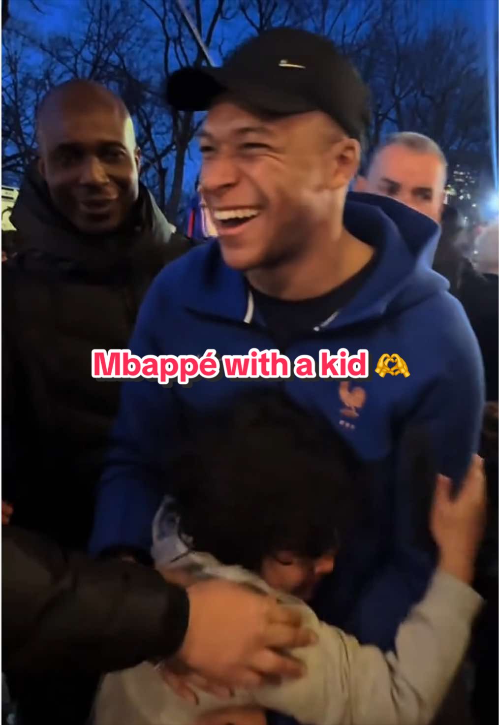 Kylian Mbappé with a kid 🥰🫶     #mbappe #child #equipedefrance #football #sportstiktok 