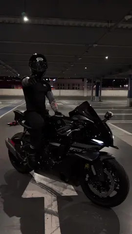 let’s dance ?? 🌚 #biketok #yamahar1 #biker #BookTok #motorcycle 