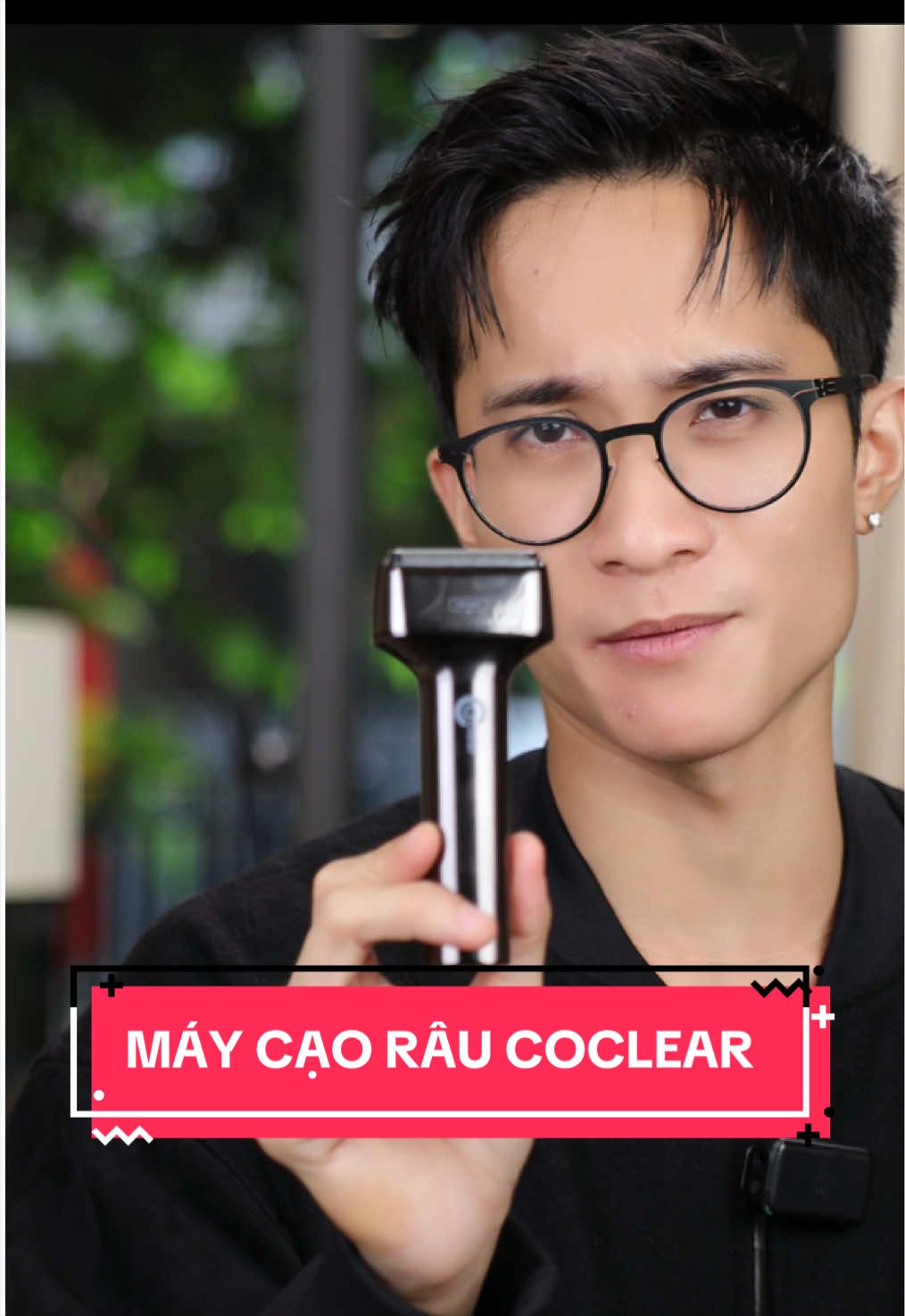 Joyoung Coclear vừa ra mẫu máy cạo râu mới là Lép đem về thử liền cho mọi người nè. Nhà này vốn đã khá quen mặt với mấy dòng máy cạo râu rồi, mà bản này nhìn gọn hơn, cầm chắc tay và thiết kế cũng đẹp mắt hơn. Cái Lép thích là lưỡi cạo khá êm, đi trên da không bị rát hay vướng râu, dùng xong thấy gọn mặt mà vẫn thoải mái. Thêm cái tiện là có chống nước nên dùng trong nhà tắm cũng ok. Bạn nào đang tìm một em máy cạo râu dễ dùng, nhìn xịn mà giá vẫn ổn thì có thể tham khảo em này nha. *Chúng tôi nhận hoa hồng từ các nhãn hàng khi bán/ giới thiệu/ trải nghiệm các sản phẩm được liên kết với video này.* #lepthelittlekid #tiktokmentor #LearnOnTikTok #coclear #maycaorau