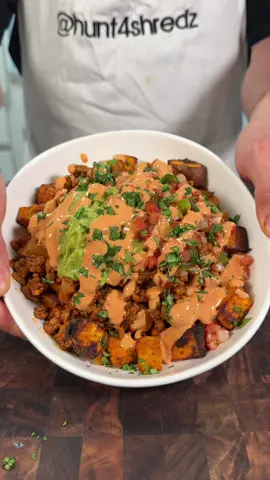 Loaded sweet potato turkey bowls🔥 If you liked my taco bowl… this one might be even better 🤝 Caramelized sweet potatoes, juicy seasoned turkey, fresh toppings, and a creamy smoky chipotle sauce that brings it all together. This is one of those bowls that looks insane on camera AND actually keeps you full 👏🏻 📕unlock 225+ high protein recipes in my bio  ⸻ ✅ Ingredients: Sweet Potatoes • 600g (about 3–4 medium) sweet potatoes, cubed • 1 tsp garlic powder • 1 tsp smoked paprika • ½ tsp cinnamon (optional but 🔥 with sweet potato) • Salt & pepper to taste • Olive oil spray Turkey • 1½ lb (680g) lean ground turkey (93/7 or leaner) • 1 small onion, diced • 1 packet (28g) low-sodium taco seasoning • ¼ cup (60ml) chicken broth • 1 tbsp tomato paste Toppings • ½ cup fresh guacamole • ½ cup pico de gallo • Pickled jalapeños (optional) • Fresh cilantro Creamy Chipotle Pepper Sauce • ½ cup (113g) non-fat Greek yogurt • 1 chipotle pepper in adobo + 1 tsp adobo sauce • ½ roasted red bell pepper (or jarred) • 1–2 tbsp lime juice • ½ tsp honey • Pinch of salt 👉🏻Blend until smooth ⸻ 👨‍🍳 Instructions: 	1.	Toss sweet potatoes with seasoning + spray with oil. 	2.	Air fry at 400°F for 12–15 mins (or bake at 425°F ~25 mins) until crispy. 	3.	Cook turkey in a pan, add onion + garlic, then seasoning, broth, and tomato paste. Simmer until thick and juicy. 	4.	Blend sauce until smooth. 	5.	Build your bowls: sweet potatoes → turkey → toppings → heavy sauce drizzle. ⸻ ⚡ Macros per serving (approx): Calories: 515 Protein: 48g Carbs: 40g Fat: 15g ⸻ #highprotein #mealprep #weightlossmeals #easytomake #highproteinmeals
