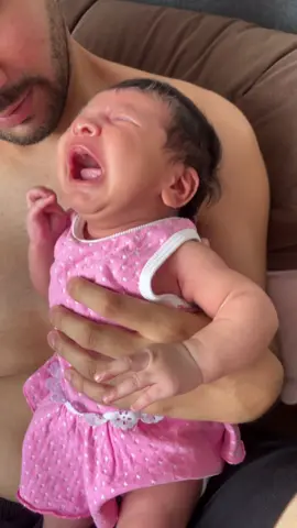 Gente é normal um bebê de 33 dias passar o dia inteiro chorando? Só para quando está dormindo ou mamando, não fica acordado sem estar chorando 😰. Damos remédio de cólica, mudamos a posição dela, sempre com a fralda trocada, mama bem, mas chora o tempo inteiro.  #maternidade #maedeprimeiraviagem #maedemenina 