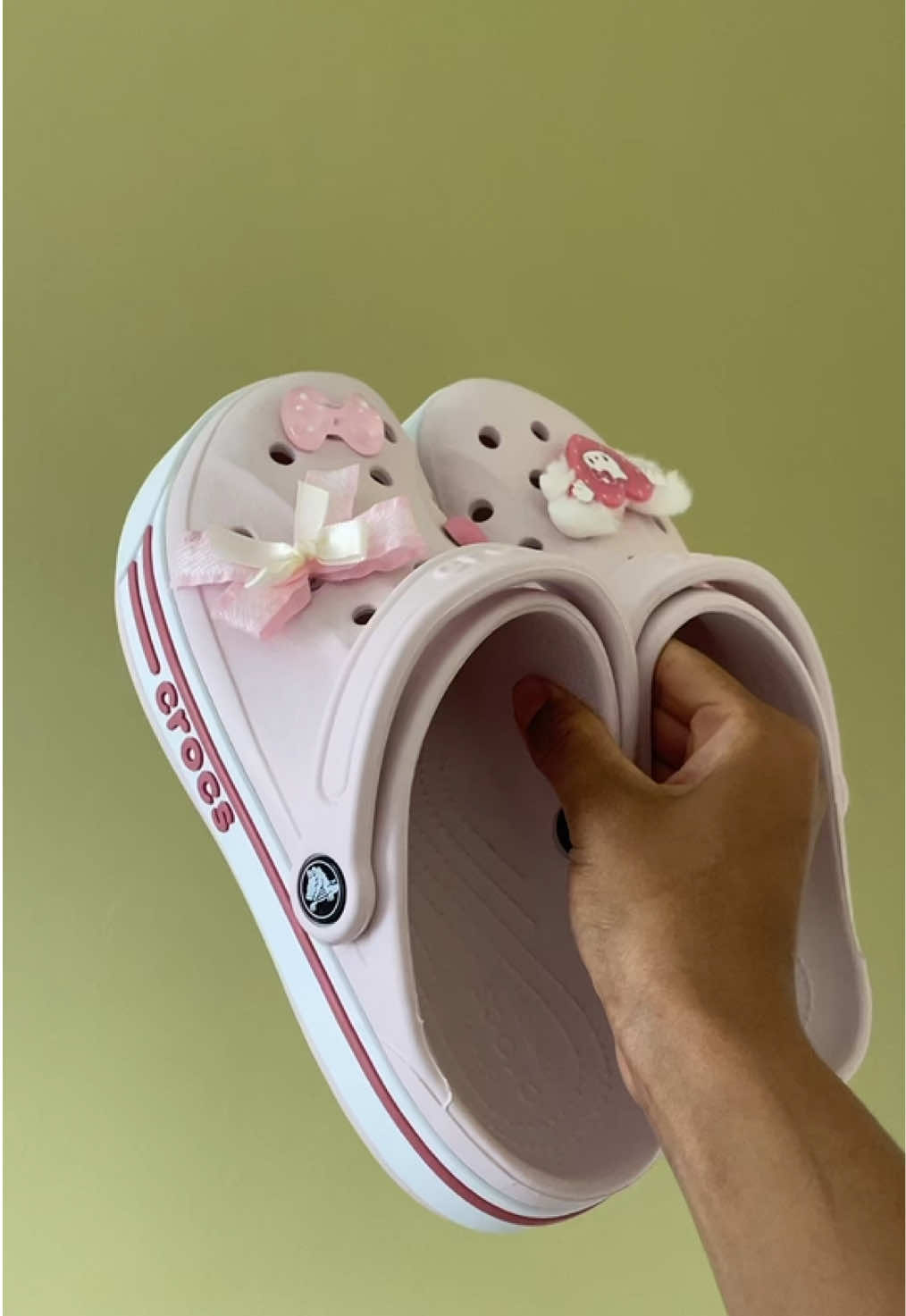 É tão lindo🤌🏼🩷 . . #crocs 