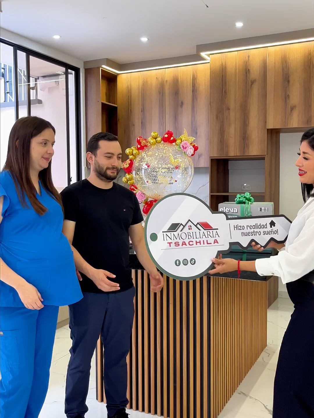 Un momento que lo cambia todo… 🏡✨ Hoy no solo entregamos una casa, entregamos el inicio de nuevos sueños, risas en familia y recuerdos que durarán toda la vida ❤️ Gracias por confiar en nosotros para dar este gran paso. En Inmobiliaria Tsáchila seguimos construyendo más que hogares… construimos historias 💫 📍 Santo Domingo 📲 098 390 8266 #EntregaDeCasa #santodomingoecuador #SueñosCumplidos #santodomingoecuador🇪🇨 #fyp