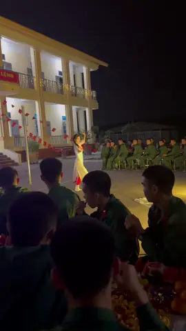 Một chút văn nghệ trong buổi sinh nhật đồng đội🥰
