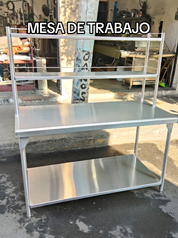 Mesas de trabajo. Fabricadas en acero inoxidable T430, calibre 18.  Patas con niveladores.  Repisas y entrepaños.  #fabricantedemuebles  #fabricantesdirectos  #envioseguro  #proveedorconfiable 