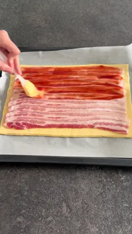 Bacon puff pastry twists 🥓🧀  The easiest appetiser that looks fancy but takes minutes! 👌🏽 Bake  in the oven at 200°C for 20–25 minutes, or until golden brown and perfectly crispy 🤤  #EasyRecipes #puffpastry #puffpastryrecipe #foodidea #appetizer 