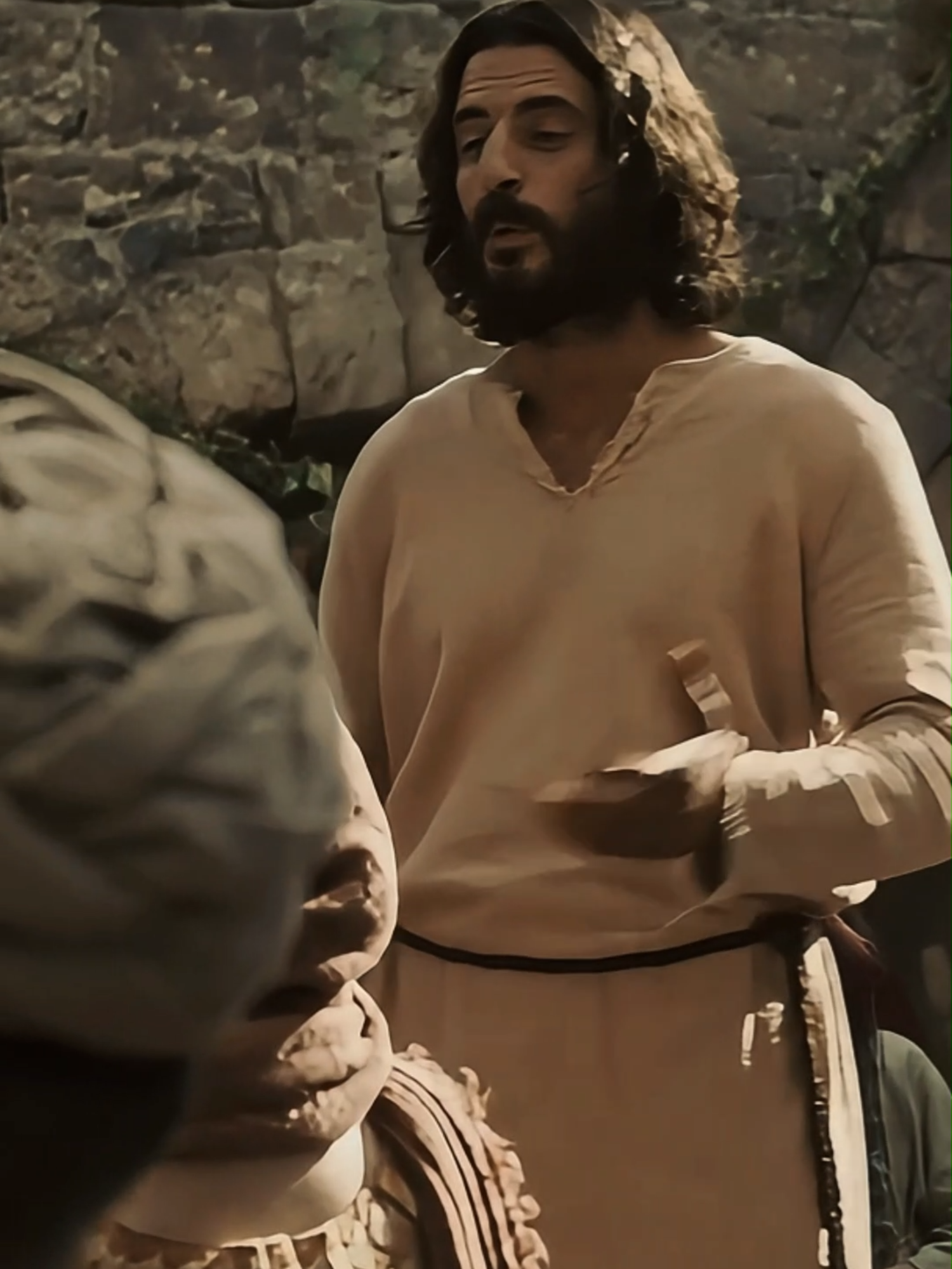 🐑 La OVEJA PERDIDA | La Parábola que Revela el Amor de DIOS ❤️#shorts  En esta enseñanza, Jesús cuenta la poderosa Parábola de la Oveja Perdida, mostrando el amor y la misericordia de Dios por cada persona que se ha alejado. Así como un pastor deja a las noventa y nueve ovejas para buscar a la que se perdió, Dios busca al pecador y se alegra cuando vuelve a Él. Esta parábola nos recuerda que nadie está demasiado perdido para ser encontrado por el amor de Dios. 📖 Lucas 15:4-7 